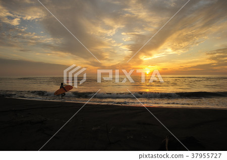 Morning glow of Qingdao 37955727