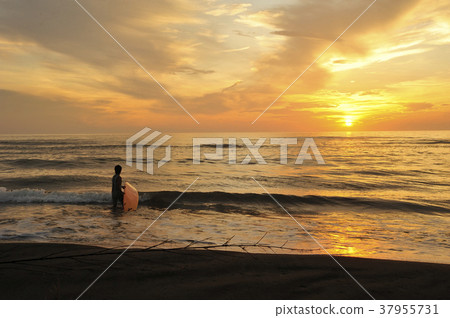 Morning glow of Qingdao 37955731