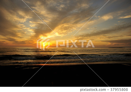 Morning glow of Qingdao Morning glow of Qingdao 37955808