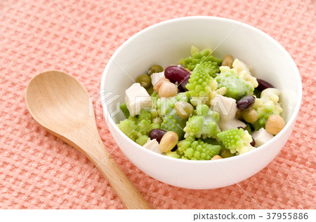 Romanesco and mixed bean salad Romanesco and mixed bean salad 37955886