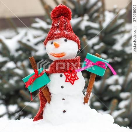 Decorated snowman with gift for Valentine Decorated snowman with gift for Valentine 37956005