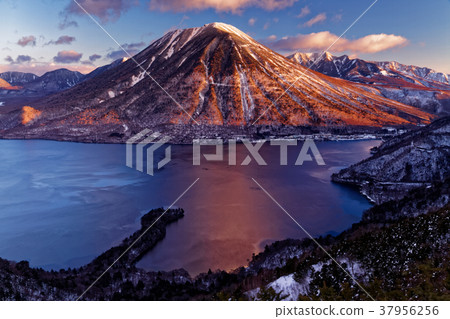 Male mountain of morning glow and lake Chuzenji seen from the half moon in winter 37956256