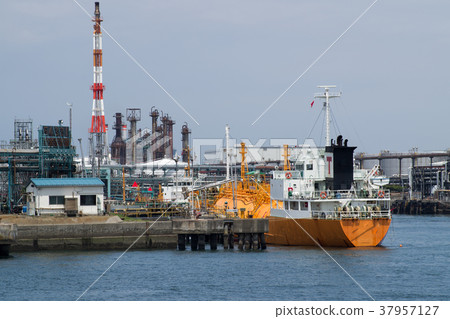 Landscape of oil complex Landscape of oil complex 37957127