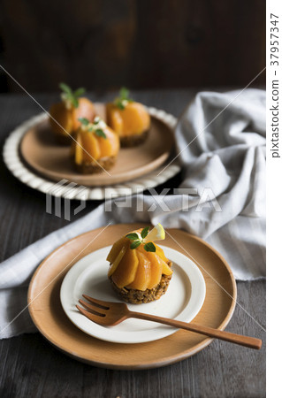 Tart with salmon 37957347