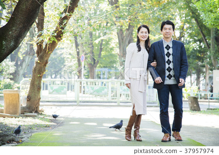 Couple couple dating middle lifestyle casual Couple couple dating middle lifestyle casual 37957974