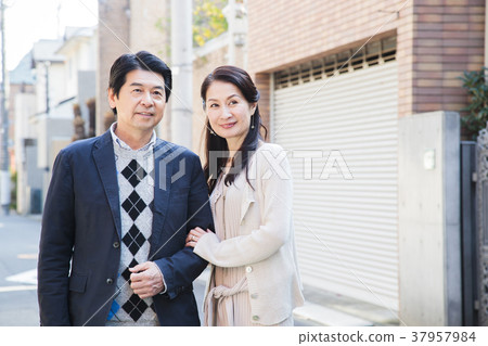 Couple couple dating middle lifestyle casual Couple couple dating middle lifestyle casual 37957984