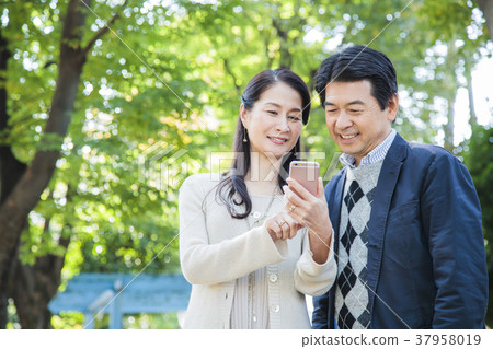 Women Middle Lifestyle Casual 37958019