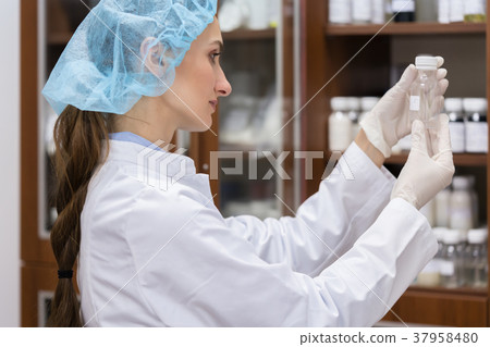 Woman chemist during experimental work 37958480