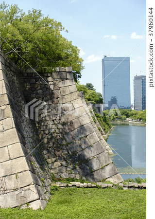 從大阪城公園天空護城河看見的石垣和Uchibori的高層建築物 從大阪城公園天空護城河看見的石垣和Uchibori的高層建築物 37960144