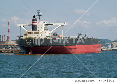 水島港的油輪裝卸 37961195