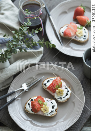 與三文魚和香蕉的酸奶tartina 37961338