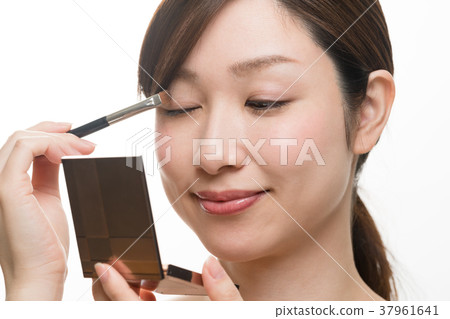 Woman doing makeup, eye shadow, palette, compact 37961641