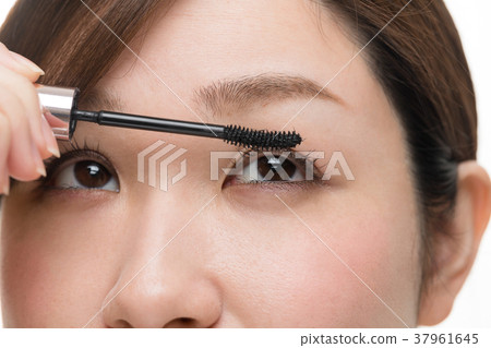 Woman doing makeup, lashes, mascara Woman doing makeup, lashes, mascara 37961645