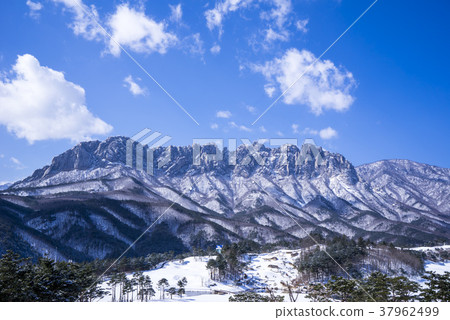 Ulsan rock, Soraksan mountain, Goseong county, Gangwon province Ulsan rock, Soraksan mountain, Goseong county, Gangwon province 37962499