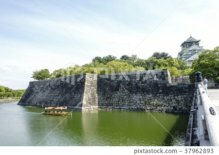 Goto Funaken boat and Tenshukaku through the Gokuraku Bridge over the moat in Osaka Castle Park 37962893