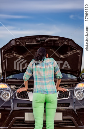 Damage to vehicle problems on the road. 37964510