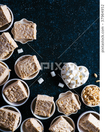 Homemade bars of Marshmallow and crispy rice 37964952