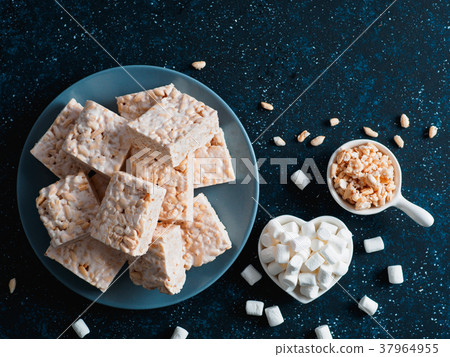 Homemade bars of Marshmallow and crispy rice Homemade bars of Marshmallow and crispy rice 37964955