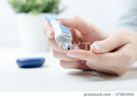 Diabetes doing blood glucose measurement. 37965009