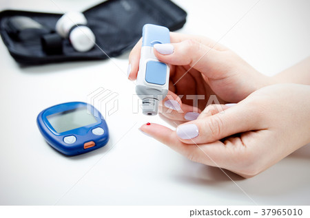 Diabetes doing blood glucose measurement. 37965010