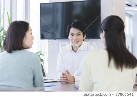 Business scene meeting 37965541