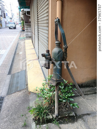 Hand-operated well pump 37965787