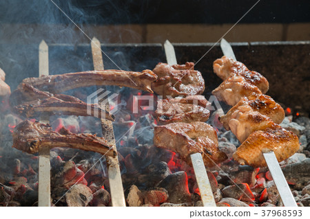 Appetizing meat grilled on skewers. 37968593