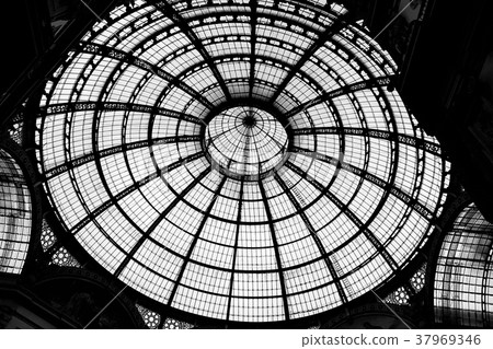 Shopping square roof in Milan 37969346