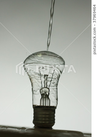 Light bulb made of water splashes 37969464