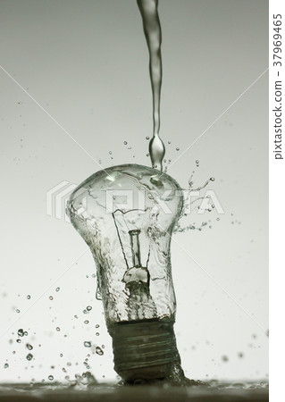 Light bulb made of water splashes 37969465
