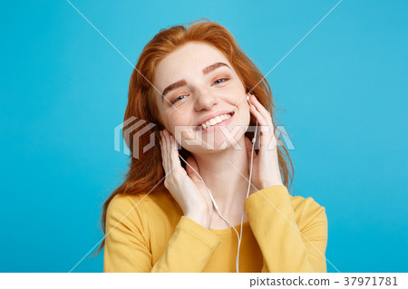 Lifestyle concept - Portrait of cheerful happy 37971781