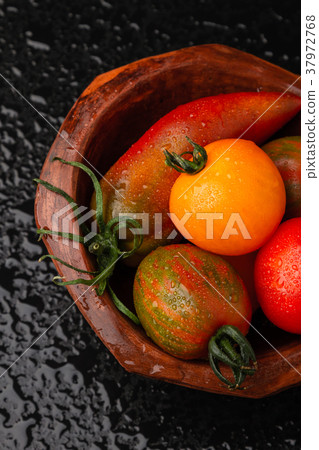 Organic tomatoes and pepper in a bowl 37972768