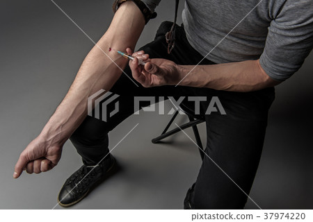 Hophead using illegal substances intravenous 37974220