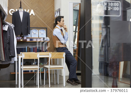 Clothing store, fashion designer, korean 37976011