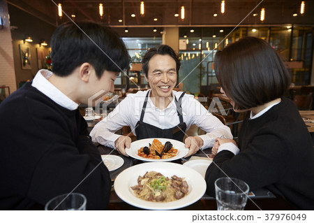 Restaurant, Waiter, Customer, Korean 37976049