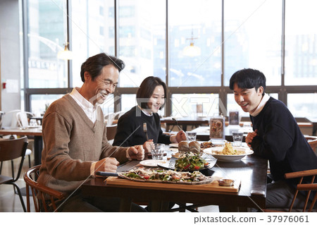 Restaurant, family, dad, son, daughter, korean 37976061