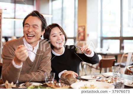 餐廳，家庭，爸爸，女兒，韓國人 37976073
