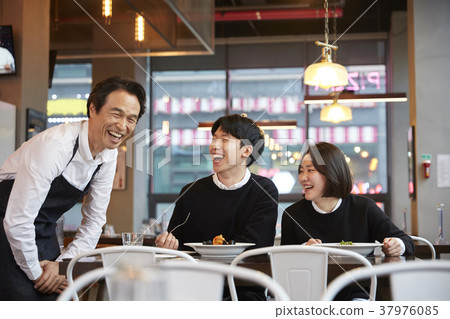 餐廳,服務員,客戶,韓國 餐廳,服務員,客戶,韓國 37976085
