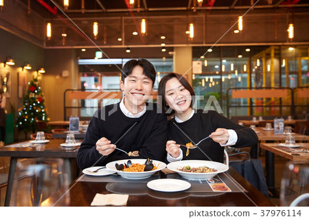 Restaurant, couple, lover, Korean 37976114