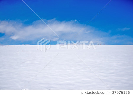 Great snow in the Kanto region Arakawa river bank Snowy mountain slope White silver world Great snow in the Kanto region Arakawa river bank Snowy mountain slope White silver world 37976136