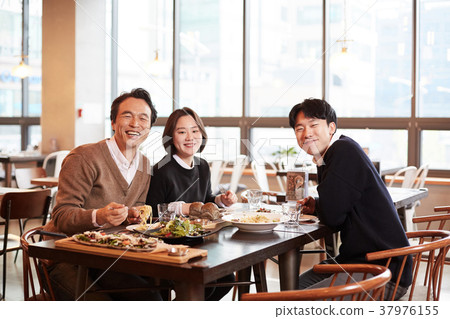 Restaurant, family, dad, son, daughter, korean 37976155