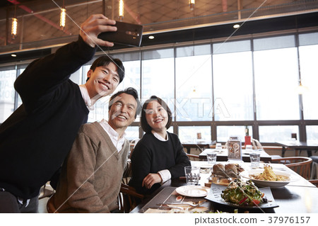 Restaurant, family, dad, son, daughter, korean 37976157