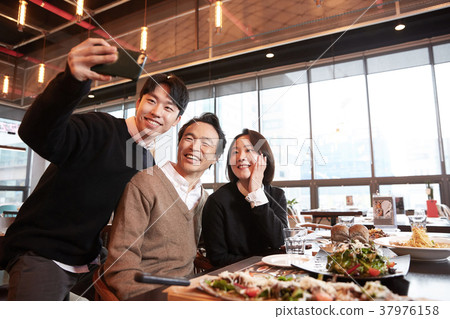 Restaurant, family, dad, son, daughter, korean Restaurant, family, dad, son, daughter, korean 37976158