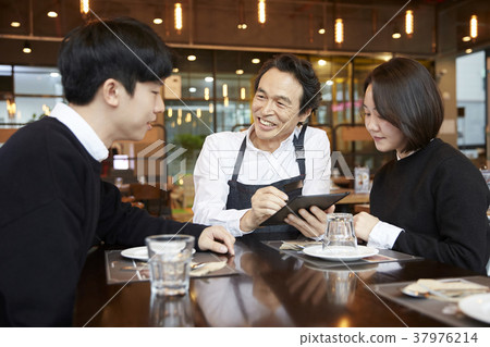 餐廳,服務員,客戶,韓國 餐廳,服務員,客戶,韓國 37976214
