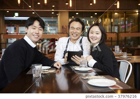 餐廳,服務員,客戶,韓國 餐廳,服務員,客戶,韓國 37976216