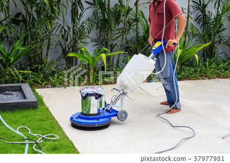 cleaning floor with machine 37977981