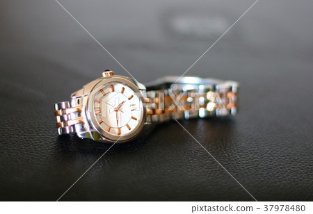 Women wrist watch 37978480