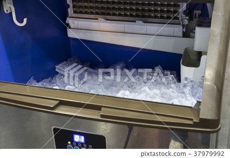 cube ice in ice making machine cube ice in ice making machine 37979992