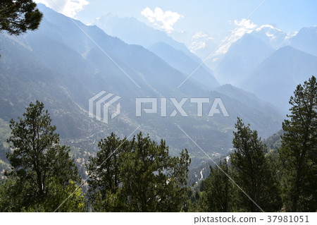 Beautiful mountains and cityscapes of the Konalu Valley Recon Pio in India Beautiful mountains and cityscapes of the Konalu Valley Recon Pio in India 37981051