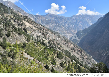 Beautiful mountains and cityscapes of the Konalu Valley Recon Pio in India Beautiful mountains and cityscapes of the Konalu Valley Recon Pio in India 37981052